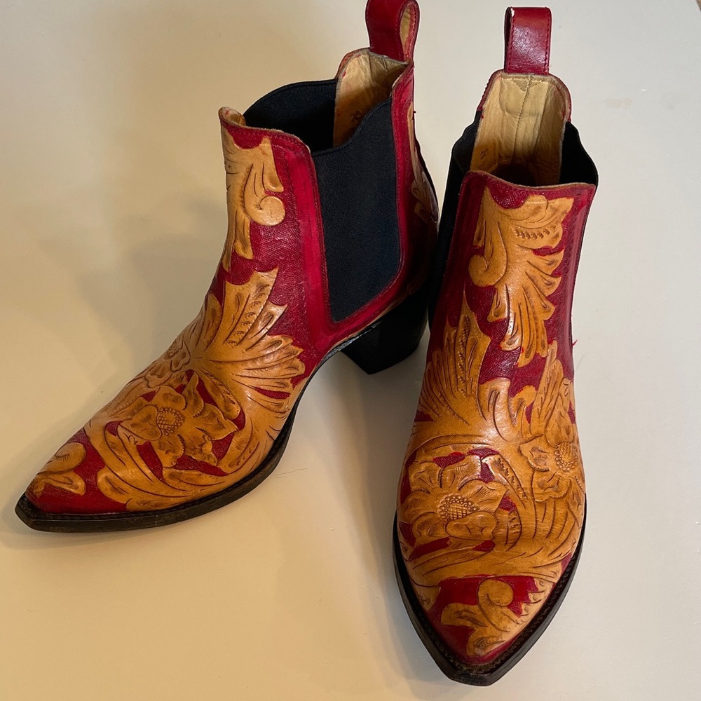 Old Gringo Chelsea Western Boots 
Floral Tooling Size 8.5